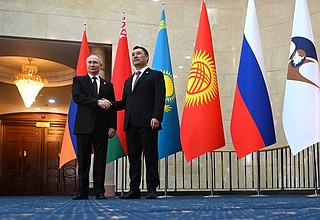 С Президентом Киргизии Садыром Жапаровым перед началом заседания Высшего Евразийского экономического совета.