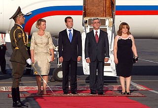 Arrival in Armenia. Welcome at the airport (from left to right) Svetlana Medvedeva, Dmitry Medvedev, President of Armenia Serzh Sargsyan, and his wife Rita Sargsyan.