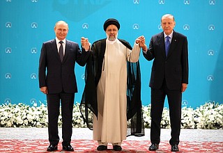 С Президентом Ирана Сейедом Эбрахимом Раиси и Президентом Турции Реджепом Тайипом Эрдоганом (справа).
