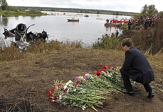 Дмитрий Медведев почтил память погибших в авиакатастрофе под Ярославлем. В результате крушения самолёта погибла команда хоккейного клуба «Локомотив» из Ярославля.