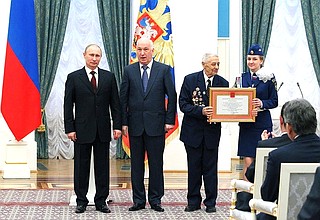 Хабаровску присвоено почётное звание «Город воинской славы». Президент вручил грамоту мэру Хабаровска Александру Соколову.