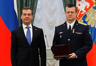 Presenting state decorations. Test cosmonaut Dmitry Kondratyev was awarded the title Hero of the Russian Federation and the honorary title Pilot-Cosmonaut of the Russian Federation.