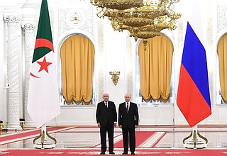 С Президентом Алжира Абдельмаджидом Теббуном перед началом российско-алжирских переговоров.