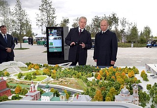 Во время посещения нового парка «Зарядье». С мэром Москвы Сергеем Собяниным.