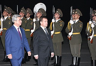 Президент Армении Серж Саргсян встретил Дмитрия Медведева в аэропорту.