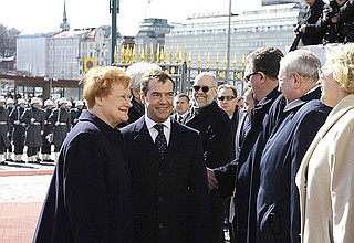С Президентом Финляндии Тарьей Халонен в ходе официальной церемонии встречи.