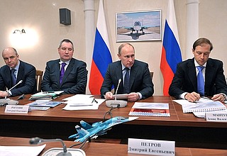 At the meeting on the current state and future development of Russia’s military aviation. Left to right: Finance Minister Anton Siluanov, Deputy Prime Minister Dmitry Rogozin, Vladimir Putin, Industry and Trade Minister Denis Manturov.