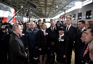Во время посещения ремонтно-экипировочного депо на железнодорожной станции «Москва-Киевская» состоялась беседа Владимира Путина с работниками депо.