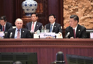 С Председателем Китайской Народной Республики Си Цзиньпином на заседании круглого стола лидеров форума «Один пояс, один путь».