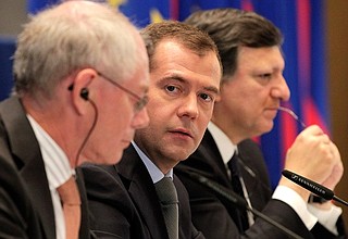 С Председателем Европейской комиссии Жозе Мануэлом Баррозу и Председателем Европейского совета Херманом Ван Ромпёем (слева) на совместной пресс-конференции по итогам саммита Россия – Европейский союз.