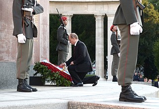 Wreath-laying ceremony at the monument to Soviet soldiers who fell in the liberation of Austria from Nazism.