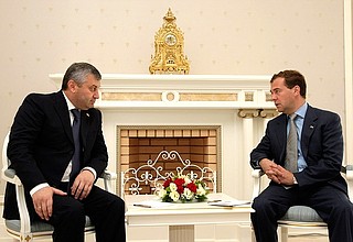 С Президентом Южной Осетии Эдуардом Кокойты.
