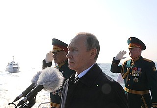 Перед началом основной части Главного военно-морского парада Владимир Путин обошёл на катере парадную линию боевых кораблей, собравшихся на Кронштадтском рейде, и приветствовал их экипажи.
