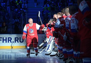 Перед началом гала-матча VI Всероссийского фестиваля Ночной хоккейной лиги.