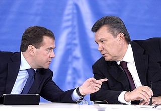На заседании Второго российско-украинского межрегионального экономического форума. С Президентом Украины Виктором Януковичем.
