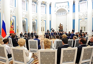 Встреча с депутатами фракции партии «Единая Россия» в Госдуме и экспертами – представителями профессиональных сообществ и общественных организаций.