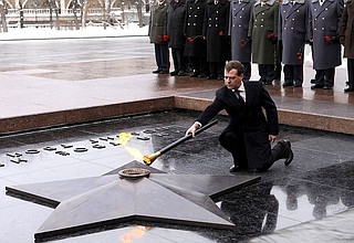 Вечный огонь возвращён на Могилу Неизвестного солдата у Кремлёвской стены.