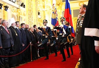 Церемония вступления Дмитрия Медведева в должность Президента России. Вносятся Государственный флаг России и Штандарт Президента.