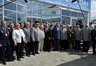 С военнослужащими и ветеранами Военно-воздушных сил России.