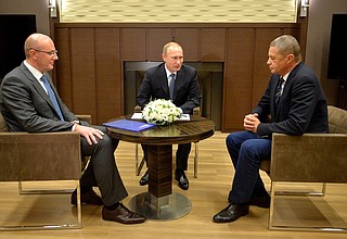 Встреча с покидающим пост президента Континентальной хоккейной лиги Александром Медведевым (справа) и избранным на эту должность Дмитрием Чернышенко.