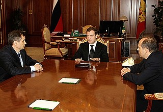 С директором Федеральной службы безопасности Александром Бортниковым (справа) и Министром внутренних дел Рашидом Нургалиевым.