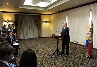 По итогам встречи лидеров экономик форума АТЭС Владимир Путин ответил на вопросы журналистов.