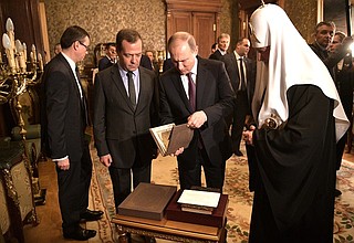 С Председателем Правительства Дмитрием Медведевым и Патриархом Московским и всея Руси Кириллом.