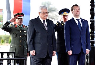 Церемония официальной встречи. С Главой Палестинской национальной администрации Махмудом Аббасом.