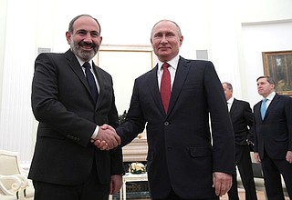 С исполняющим обязанности Премьер-министра Республики Армения Николом Пашиняном.