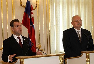 С Президентом Словакии Иваном Гашпаровичем на совместной пресс-конференции.