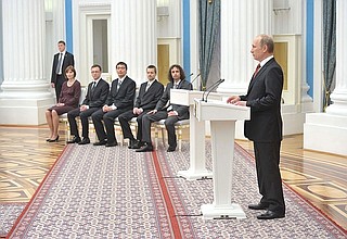 На церемонии вручения премий Президента в области науки и инноваций для молодых учёных за 2012 год.