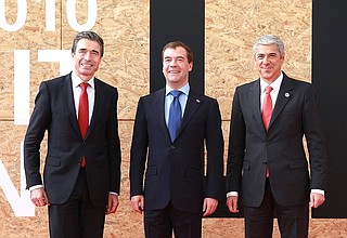 Before the meeting of the NATO-Russia Council. With NATO Secretary General Anders Fogh Rasmussen (left) and Prime Minister of Portugal Jose Socrates.