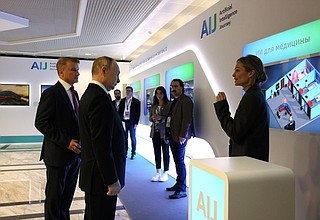 В ходе осмотра выставки «Прикладные технологии искусственного интеллекта».