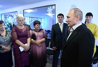 В пункте временного размещения пострадавших от наводнения. Владимир Путин заверил жителей Дальнего Востока, что отремонтированное жильё для них будет готово в срок.
