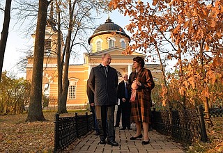 Во время посещения Лермонтовского музея-заповедника «Тарханы». С директором музея Тамарой Мельниковой.