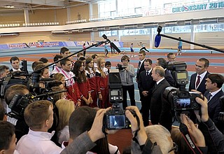 Во время посещения специализированной детско-юношеской школы олимпийского резерва. С членами сборной команды России на летних юношеских Олимпийских играх 2014 года.