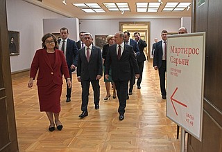 В Третьяковской галерее во время осмотра выставки художника Мартироса Сарьяна. С Президентом Армении Сержем Саргсяном.