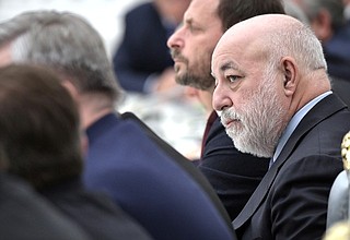 Президент фонда «Сколково» Виктор Вексельберг перед началом встречи с представителями российских деловых кругов и объединений.