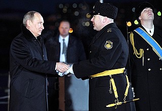 Владимир Путин вручил орден Нахимова тяжёлому атомному ракетному крейсеру «Пётр Великий».