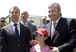 Визит в Южную Осетию. Справа – Президент Южной Осетии Эдуард Кокойты.