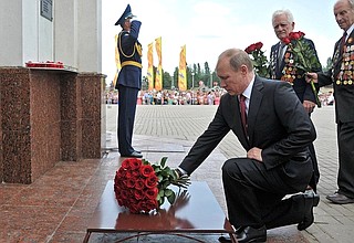 Президент возложил цветы к памятнику Победы «Звонница» на территории военно-исторического музея-заповедника «Прохоровское поле».