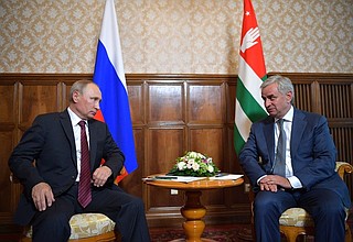 С Президентом Республики Абхазии Раулем Хаджимбой.