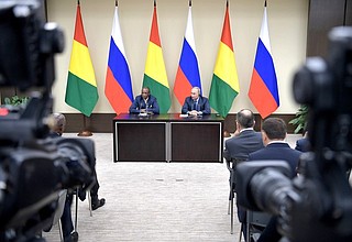 Заявления для прессы по итогам российско-гвинейских переговоров. С Президентом Гвинейской Республики Альфой Конде.
