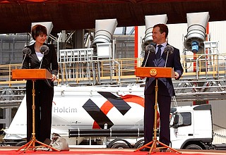 На церемонии открытия нового завода «Щуровский цемент». С Президентом Швейцарии Мишлин Кальми-Ре.