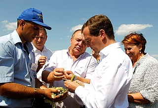 Дмитрий Медведев посетил агрохолдинг «Кубань», где ознакомился с ходом уборки урожая сахарной свёклы и кормовой кукурузы.