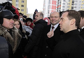 With residents of Akademichesky District.