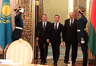 С Президентом Казахстана Нурсултаном Назарбаевым и Президентом Белоруссии Александром Лукашенко.