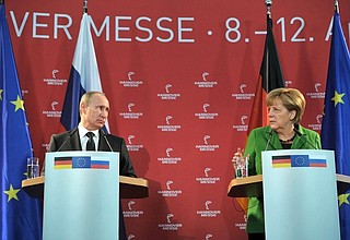 С Федеральным канцлером Германии Ангелой Меркель на пресс-конференции по итогам рабочего визита в Германию.