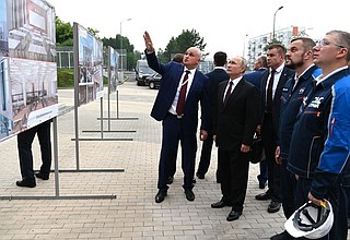 Visiting the Siberian Art Cluster cultural and educational centre currently under construction. Kemerovo Region Governor Sergei Tsivilev (left) guides the tour.