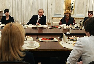 На встрече в Кремле с женщинами, чьи дети добились выдающихся результатов в искусстве, науке, спорте, а также были удостоены званий Героя России.